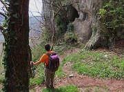 53 Rischioso salire alla grotta in alto...